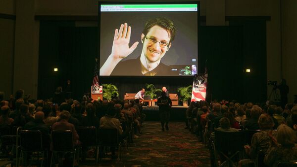 NSA leaker Edward Snowden appears on a live video feed broadcast from Moscow at an event sponsored by the ACLU Hawaii in Honolulu - Sputnik Mundo