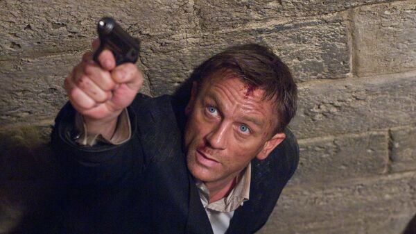 Daniel Craig stars as James Bond 007 in pursuit of an Mi6 traitor in a scene from Quantum of Solace - Sputnik Mundo