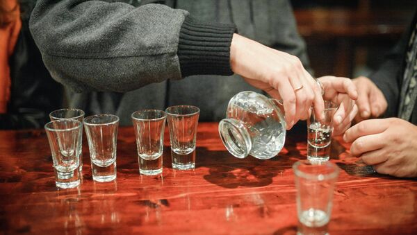 Una persona llenando vasos de alcohol - Sputnik Mundo