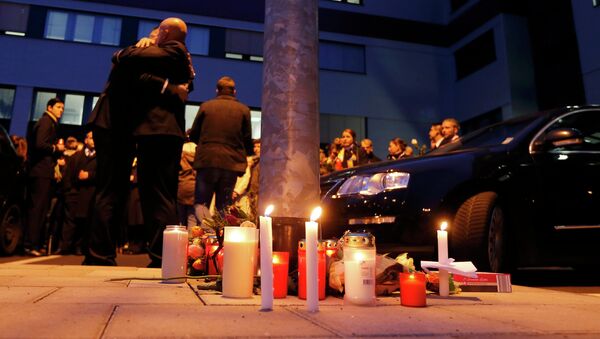 Germanwings employees embrace next to lit candles outside the company headquarters in Cologne Bonn airport - Sputnik Mundo