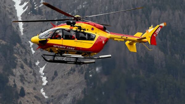 Helicóptero en el lugar del accidente del Airbus A320 en los Alpes - Sputnik Mundo