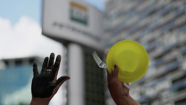 A member of Brazil's Movimento dos Sem-Teto (Roofless Movement) during protest in front of the Petrobras headquarters - Sputnik Mundo