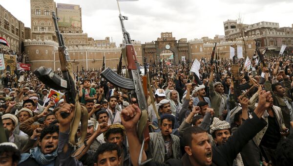 Shi'ite Muslim rebels hold up their weapons during a rally against air strikes in Sanaa March 26, 2015. - Sputnik Mundo