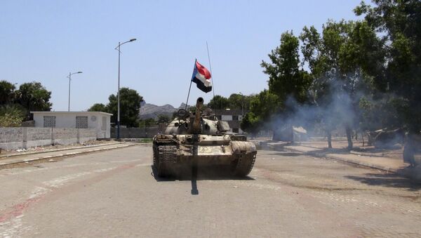 Yemen's Houthi tank moves on a street in Yemen's southern port city of Aden - Sputnik Mundo