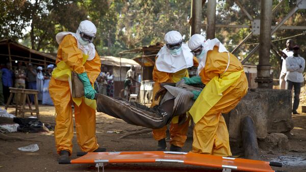 Médicos recogen a un infectado con ébola en Gunea (archivo) - Sputnik Mundo