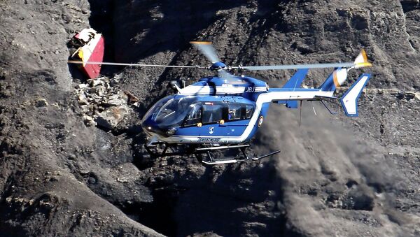 Helicóptero en el lugar de la catástrofe de A320 en los Alpes franceses - Sputnik Mundo