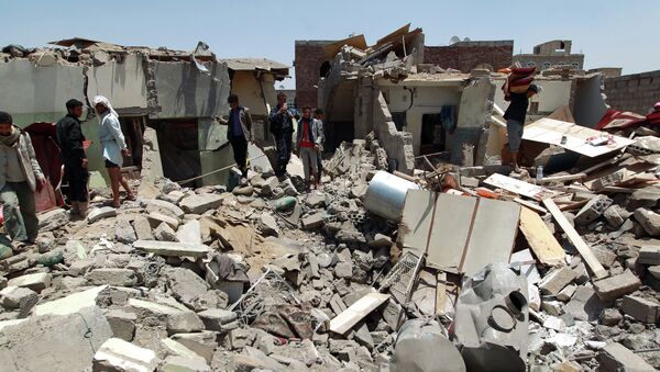 Yemenis gather near the rubble of houses near Sanaa Airport on March 31, 2015  - Sputnik Mundo