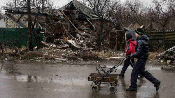Más de 40 niños mueren en Donbás por las minas sin explotar, informa la ONU - Sputnik Mundo