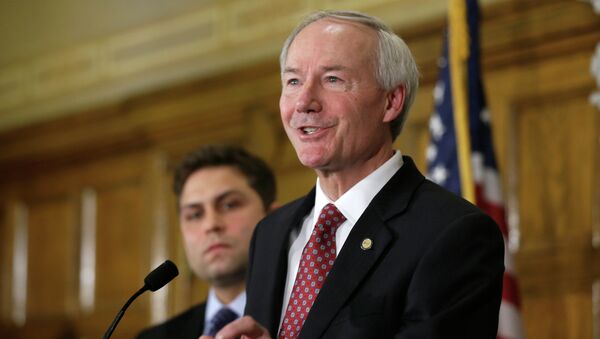 Asa Hutchinson, gobernador de Arkansas - Sputnik Mundo
