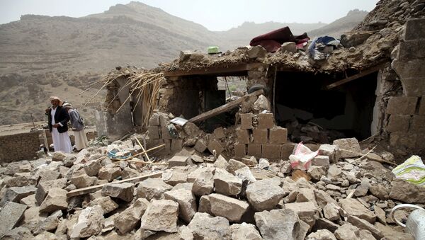 People stand on the rubble of houses destroyed by an air strike in the Okash village near Sanaa April 4, 2015. - Sputnik Mundo