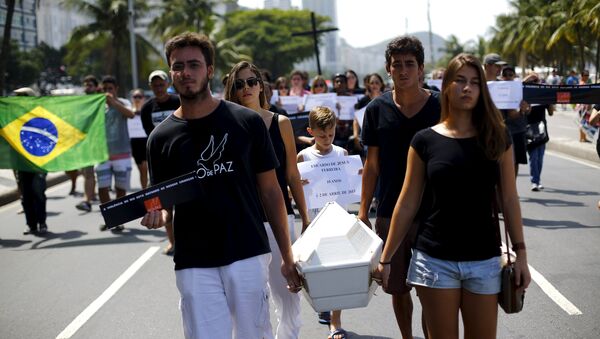 Members of the NGO Rio de Paz (Rio of Peace) attend the symbolic funeral of 10-year-old boy Eduardo de Jesus, who died last week during a shootout between policemen and drug dealers in Alemao slums complex - Sputnik Mundo
