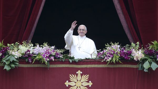 Pope Francis waves as he delivers a Urbi et Orbi message from the balcony overlooking St. Peter's Square at the Vatican April 5, 2015 - Sputnik Mundo