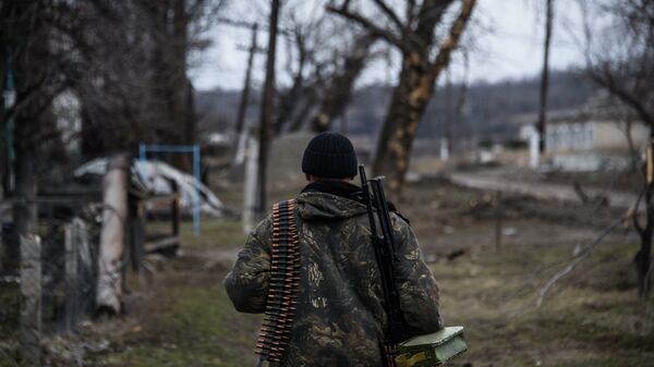 Miliciano de Donbás cerca de Lugansk - Sputnik Mundo