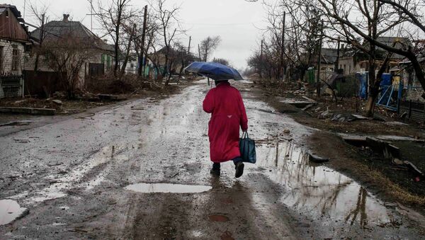 Una mujer en Debáltsevo, Ucrania - Sputnik Mundo