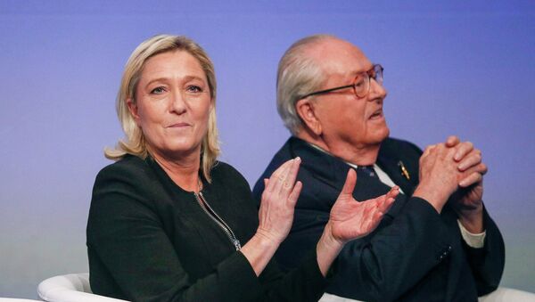 Líder del Frente Nacional francés, Marine Le Pen, y su padre Jean Marie Le Pen (archivo) - Sputnik Mundo