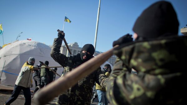 Members of the radical group Pravy Sektor (Right Sector) practice street fighting in central Kiev - Sputnik Mundo