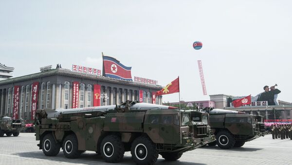 Sistema de misiles  KN-02 durante el desfile militar en Pyongyang (Archivo) - Sputnik Mundo