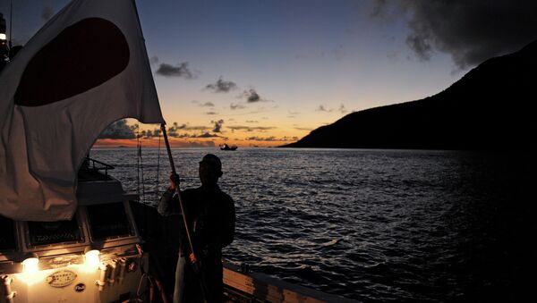 Un activista japonés cerca de las islas Senkaku - Sputnik Mundo