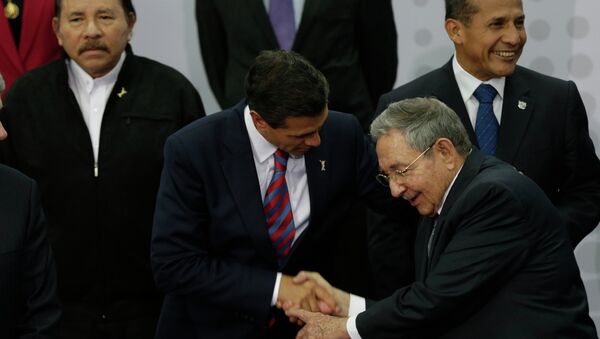 Mexico's President Enrique Pena Nieto greets Cuba's President Raul Castro in the VII Summit of the Americas - Sputnik Mundo