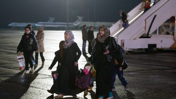 Más de 300 personas evacuadas de Yemen por aviones rusos, según fuente - Sputnik Mundo