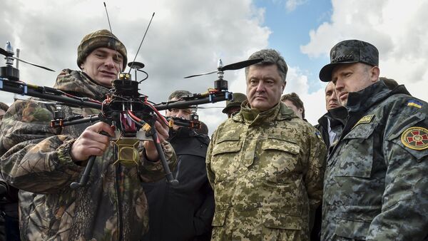 Presidente de Ucrania, Petró Poroshenko (centro) y secretario del Consejo de Seguridad Nacional y Defensa de Ucrania, Alexandr Turchínov (dcha.) - Sputnik Mundo