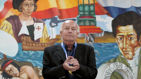 Uruguayan essayist, journalist and historian Eduardo Galeano acknowledges applause at the end of his speech at the National Pedagogical University in Tegucigalpa, in this October 3, 2005 file picture. - Sputnik Mundo