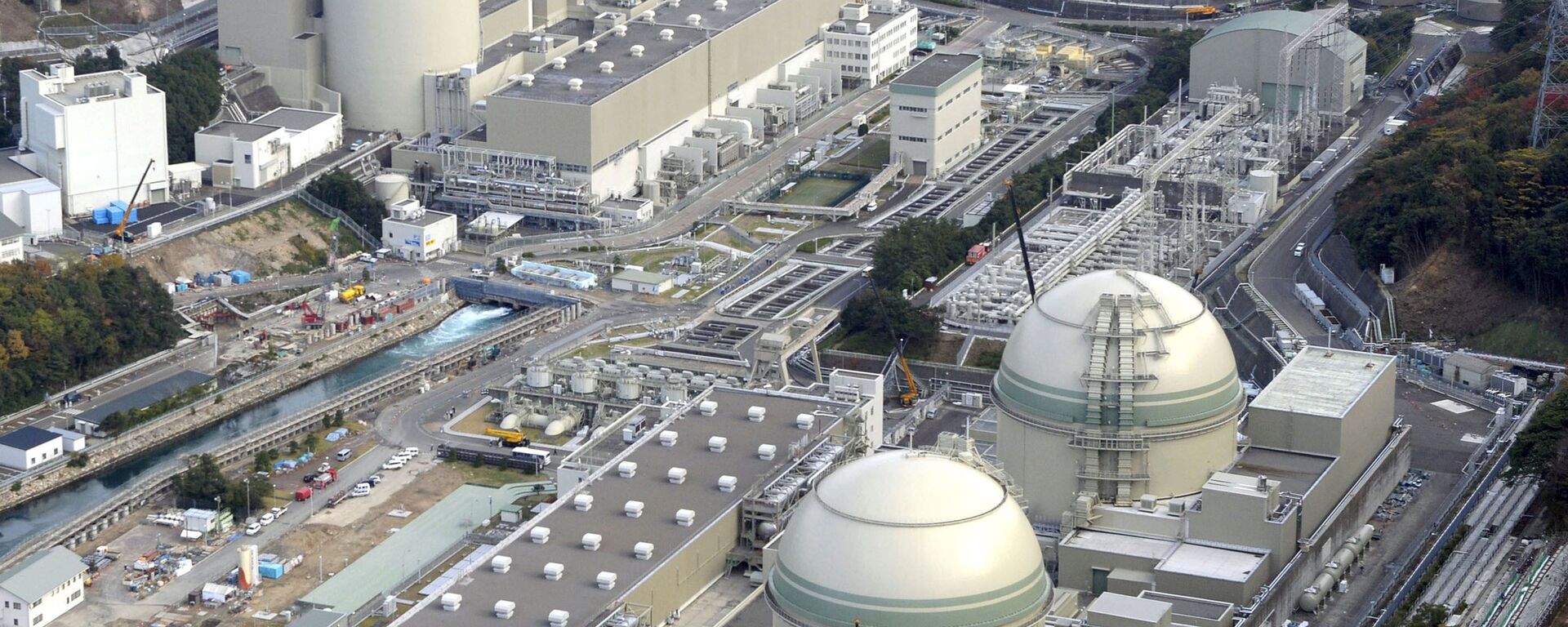 An aerial view shows No. 4 (front L), No. 3 (front R), No. 2 (rear L) and No. 1 reactor buildings at Kansai Electric Power Co.'s Takahama nuclear power plant in Takahama town, Fukui prefecture, in this photo taken by Kyodo November 27, 2014. - Sputnik Mundo, 1920, 11.03.2021