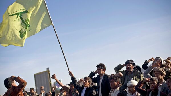Hutíes de Yemen con la bandera de Hezbolá - Sputnik Mundo