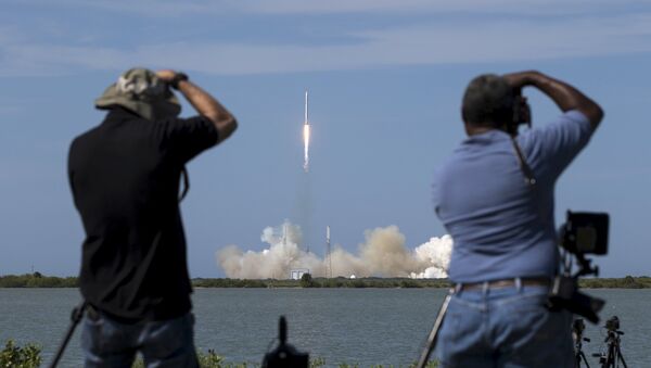 Photographers take pictures of the unmanned SpaceX Falcon 9 rocket with Dragon lifts off from launch pad 40 at the Cape Canaveral Air Force Station in Cape Canaveral - Sputnik Mundo