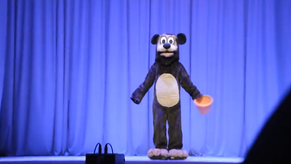 Captura de imagen del vídeo con el número de baile “Winnie the Pooh y las Abejas” (archivo) - Sputnik Mundo