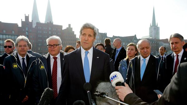 Secretario de Estado de EEUU, John Kerry, responde a las preguntas antes del inicio del encuentro de los cancilleres del G7 en Lübeck. 15 de abril de 2015 - Sputnik Mundo