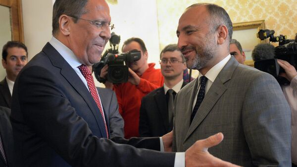 Ministro de Exteriores de Rusia, Serguéi Lavrov, y asesor de seguridad nacional del presidente de Afganistán, Hanif Atmar. Moscú, 15 de abril de 2015 - Sputnik Mundo