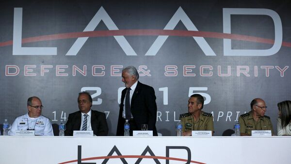 Ministro de Defensa de Brasil Jaques Wagner en la feria LAAD Defense & Security 2015 - Sputnik Mundo