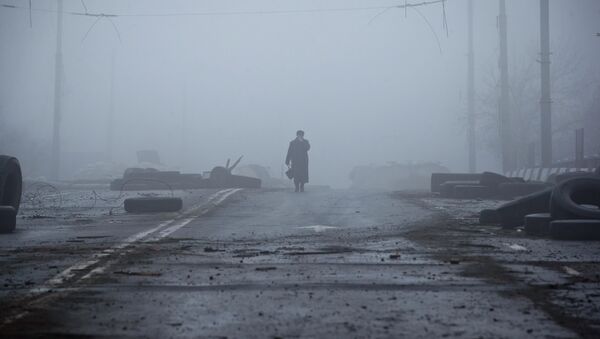 Anciana se acerca un puente destruido en la carretera al aeropuerto de Donetsk - Sputnik Mundo