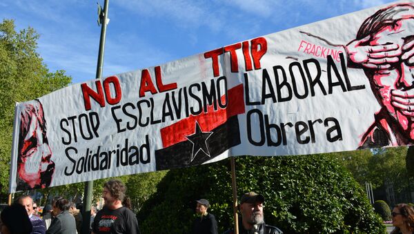 Decenas de miles de personas protestan en España contra el TTIP - Sputnik Mundo