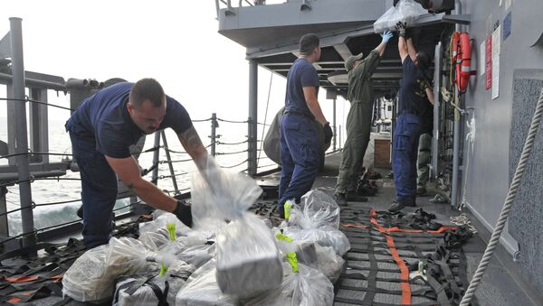 Francia decomisa más de dos toneladas de cocaína en el mar Caribe - Sputnik Mundo