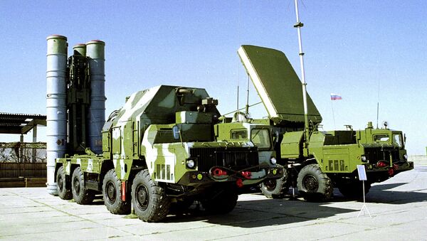 A Russian S-300 anti-aircraft missile system is on display in an undisclosed location in Russia - Sputnik Mundo