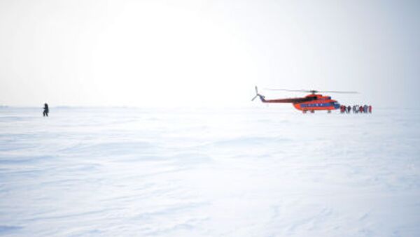 Helicóptero en la estación rusa en el Ártico - Sputnik Mundo