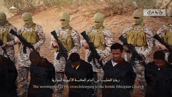 Estado Islámico publicó, este domingo, un nuevo video que demuestra la ejecución de unos 30 cristianos etiopios capturados en Libia - Sputnik Mundo
