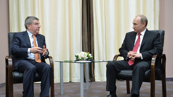 Presidente del COI, Thomas Bach y presidente de Rusia, Vladímir Putin - Sputnik Mundo