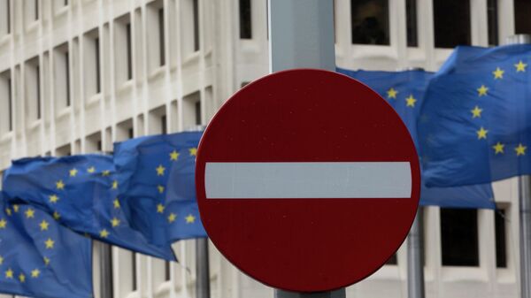 EU flags flap in the wind behind a no entry traffic sign in front of EU headquarters in Brussels. - Sputnik Mundo