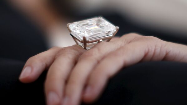 Una mujer exhibe un anillo - Sputnik Mundo