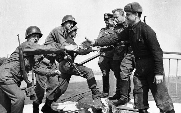 Encuentro entre soldados estadounidenses y soviéticos en el puente de Elba. Torgau, Alemania, 26 de abril de 1945 - Sputnik Mundo