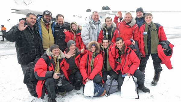 Dmitri Rogozin, vice primer ministro de Rusia, con los participantes de una expedición juvenil al Ártico, el 18 de abril, 2015 - Sputnik Mundo