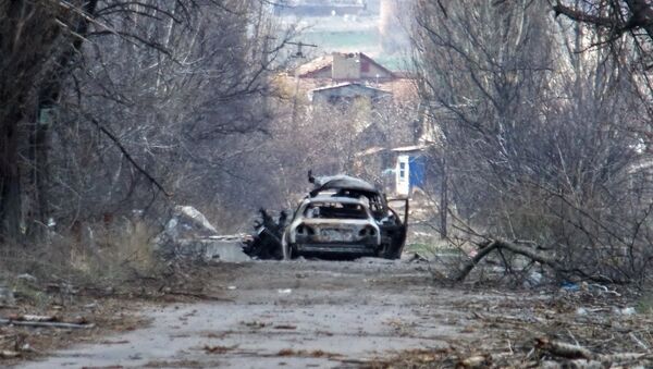 Coche destruido con los periodistas en el pueblo en las afueras de Donetsk - Sputnik Mundo
