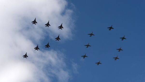 El desfile militar de Moscú se coronará con el vuelo de 140 aviones y helicópteros - Sputnik Mundo