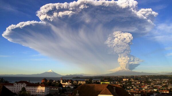 Smoke and ash rise from the Calbuco volcano - Sputnik Mundo