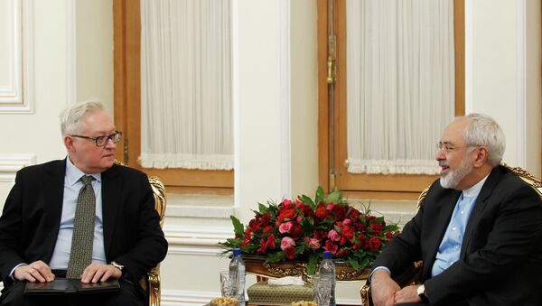 Iranian Foreign Minister Mohammad Javad Zarif (R) meets with Russian deputy foreign minister Sergei Ryabkov in Tehran - Sputnik Mundo