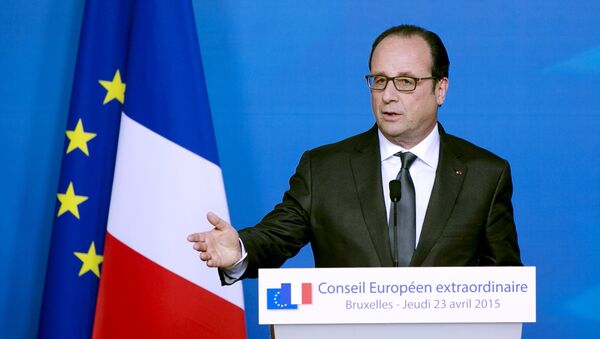 French President Francois Hollande addresses a news conference after a European Union extraordinary summit - Sputnik Mundo