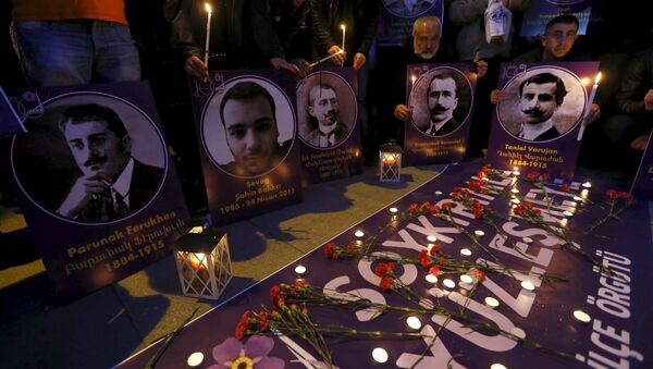 Flores y velas en homenaje de las víctimas del genocidio armenio de 1915 - Sputnik Mundo